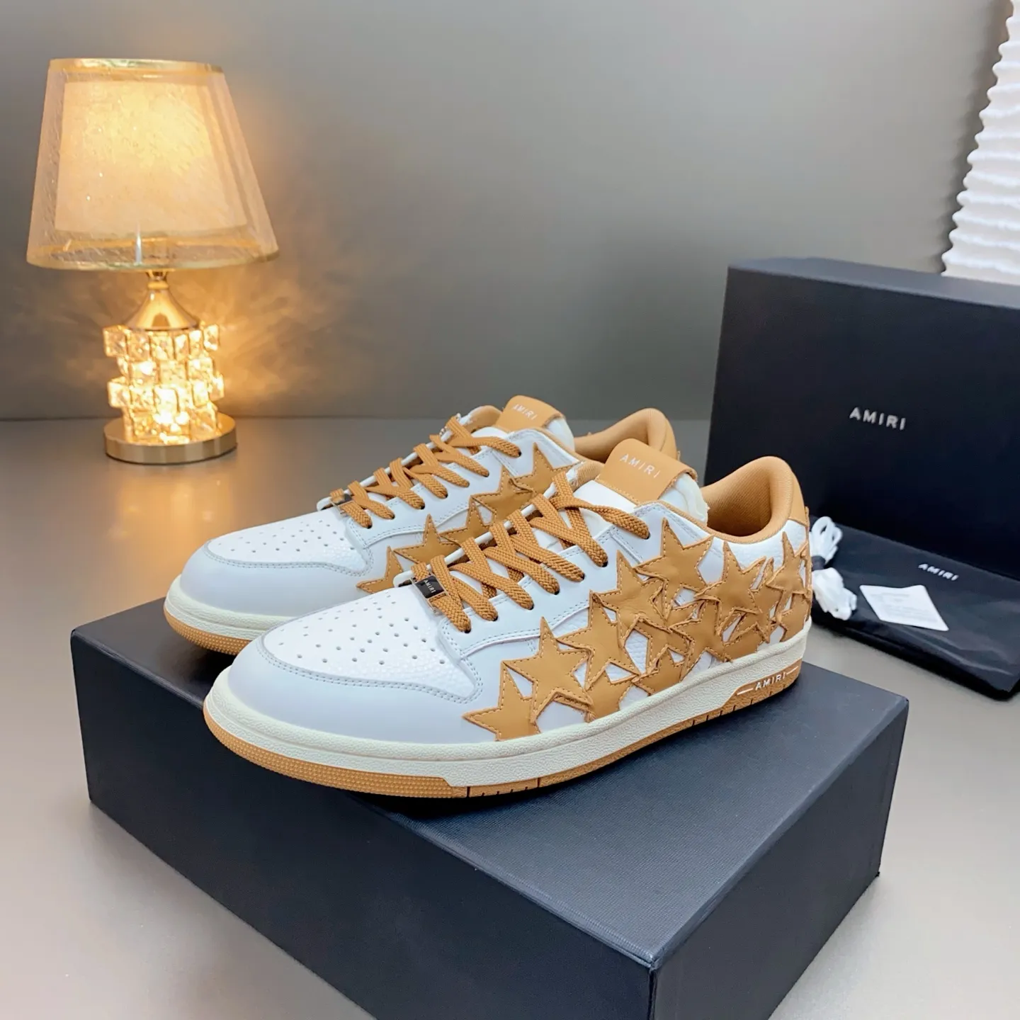 p620🐮🐮AMIRI 💧🌳Couple model💎 The latest The Pacific series Couple model Bone Star Casual sneakers Skateboard shoes ✔️ AMIRI's Pacific shoes are a sneaker that combines luxury and street style. Many celebrities and Internet celebrities have the same style. Its design and workmanship are very elegant. Made of high-grade cow leather, soft to the touch and highly durable 💘💍Fabric: Original customized imported first-layer cowhide 💘💍Inner lining: Original customized breathable mesh lining 💘💍Feet: Original injection molded one-piece, comfortable and wear-resistant without tiring the feet 💘💍Outsole: Original 1:1 molded three-color sole Original outsole 💘💍Sole thickness: 3CM 💘💍Size: Female 35-40 Male 39-46 💘💍price; top version 💦Special remarks Remark: (Female size 34 40. Men’s size 38 45 46 is customized and cannot be returned or exchanged) Please note when placing an order! Thank you🤝🤝
